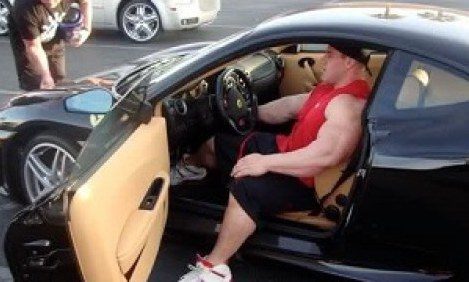 Ποτέ μην πειράξεις το αμάξι ενός bodybuilder! (video)
