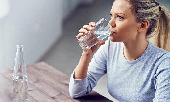 Τι αλλάζει στο σώμα μας πίνοντας 3,5 λίτρα νερό τη μέρα;