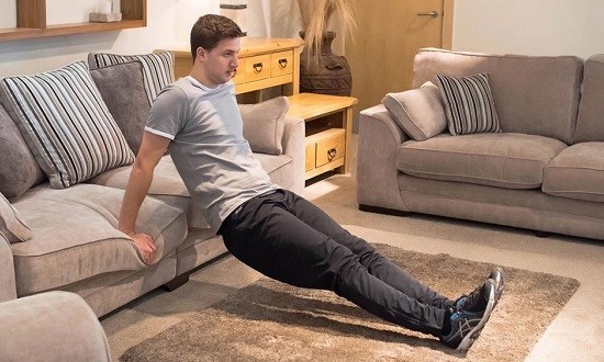 Πως μπορείς να γυμναστείς ενώ βλέπεις tv στον καναπέ!