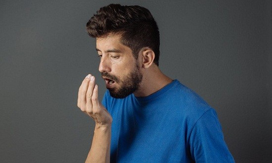 Οι τροφές που κάνουν την ανάσα σου να μυρίζει άσχημα