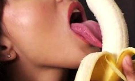 Η πορνοστάρ Sunny Leone μας δείχνει τι τεχνικές ακολουθεί όταν κάνει στοματικό σεξ (video)