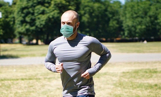 Φόρεσε μάσκα και πήγε για τρέξιμο και κατέληξε στο χειρουργείο με τρύπα στον πνεύμονα