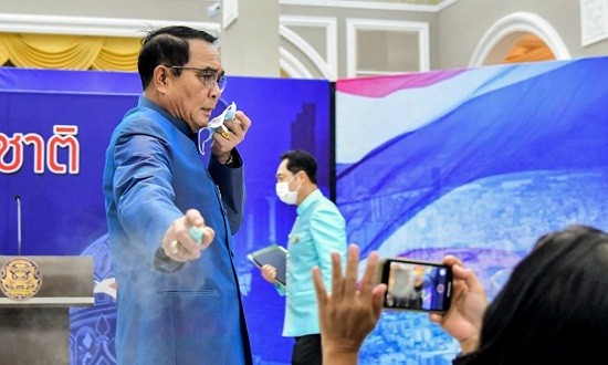 Ο Ταϊλανδός πρωθυπουργός ψέκασε δημοσιογράφους με αντισηπτικό χεριών!
