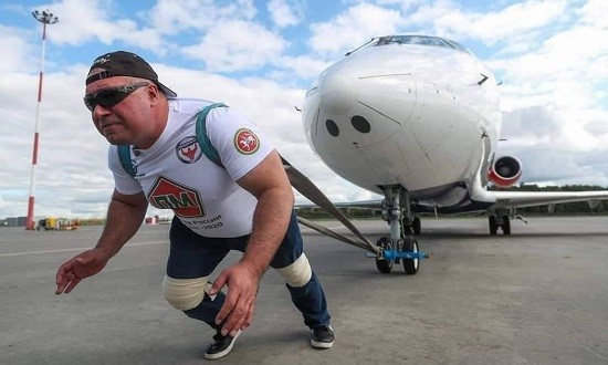 Απίθανο: Ρώσος bodybuilder έσυρε αεροσκάφος 737 βάρους 40 τόνων! (vid)